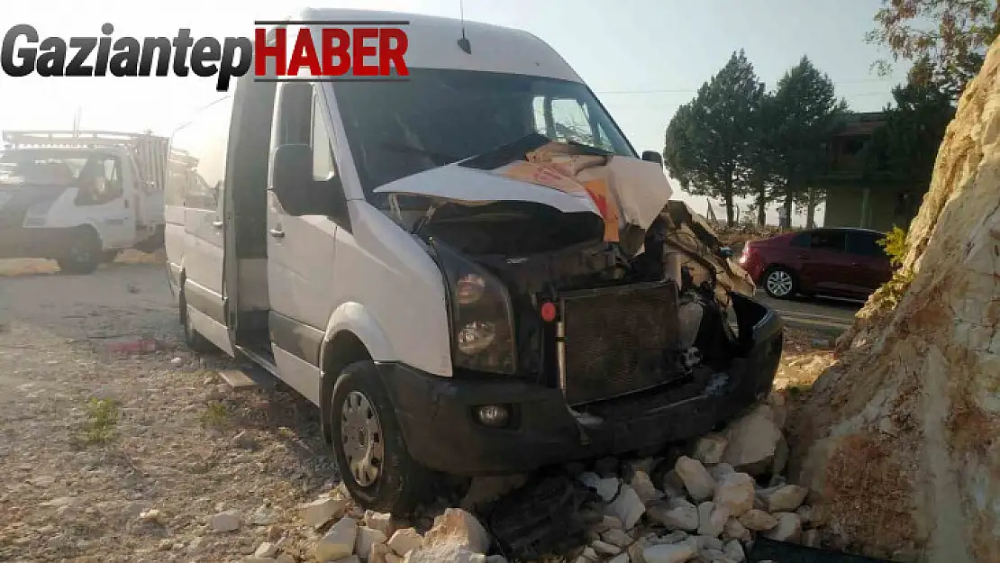 Tıra çarpmamak için manevra yapan yolcu servisi kayalık alana çarptı: 1 yaralı