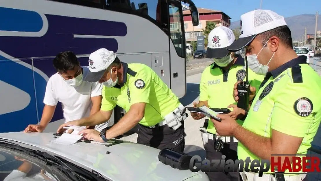 Trafikte asker eğlencesi yapan gruba ceza