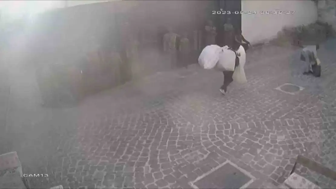 Trafodan çaldığı eşyalarla kameralara yakalandı