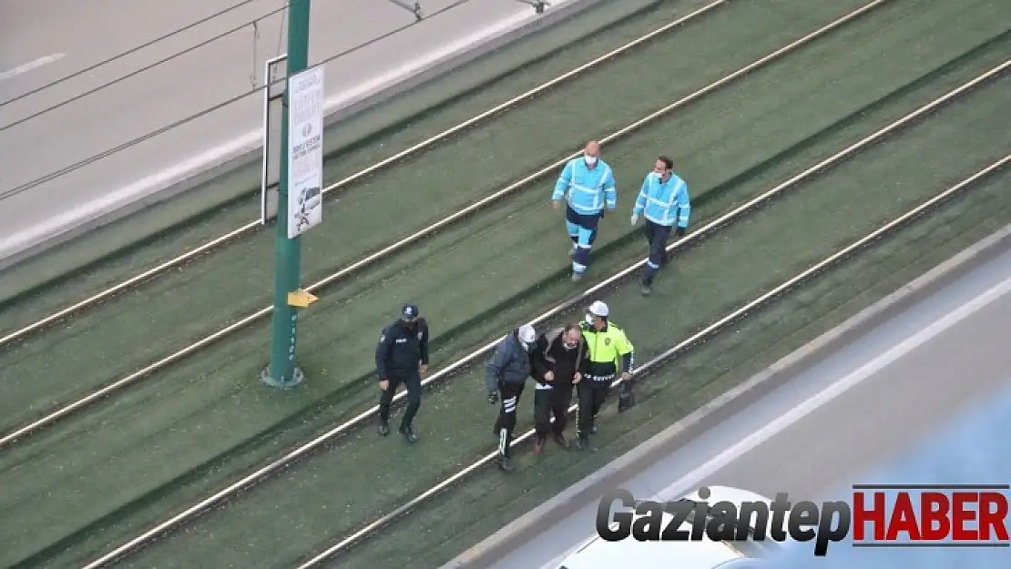 Tramvay yolunda kendine zarar vermek isterken baygınlık geçirdi