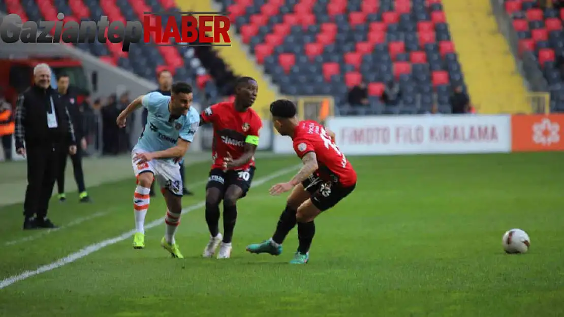 Trendyol Süper Lig: Gaziantep FK: 0 - Başakşehir: 0 (İlk yarı)