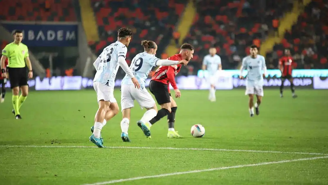 Trendyol Süper Lig: Gaziantep FK: 1 - Adana Demirspor: 0 (İlk yarı)