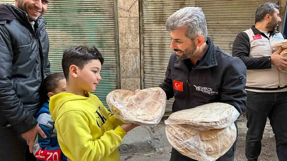 Türk yardım gönüllüleri Halep'te ekmek ve yemek dağıttı