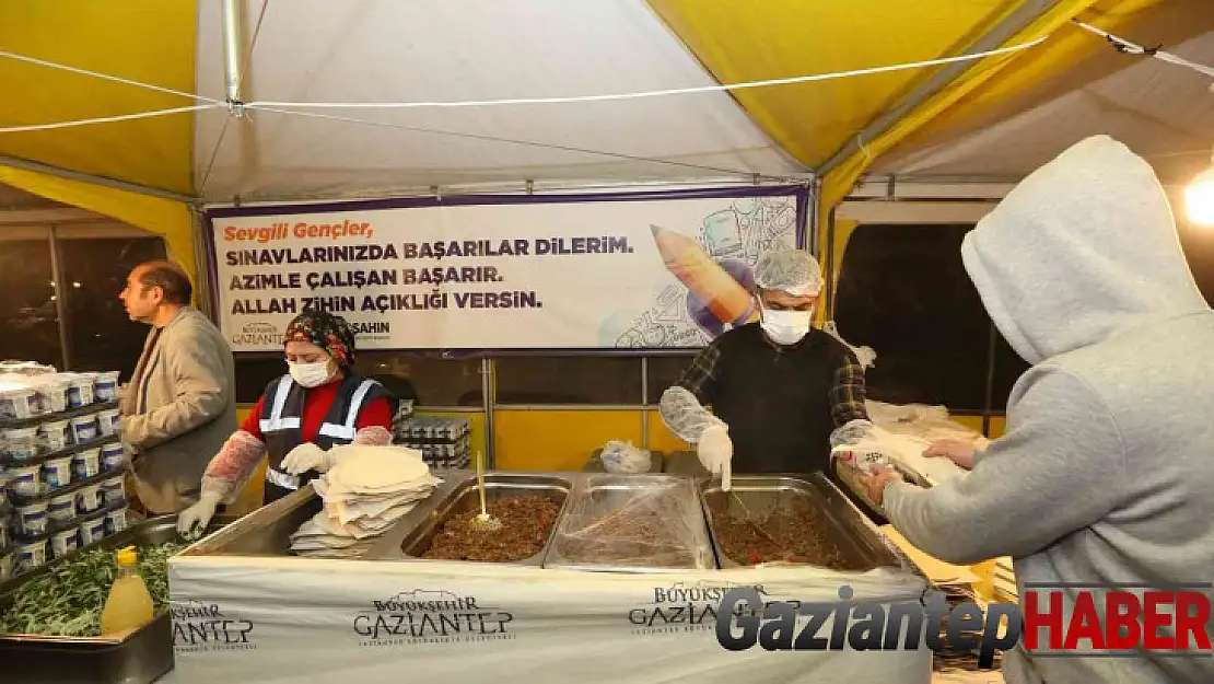 Üniversite öğrencilerine sınav döneminde yemek ikramı