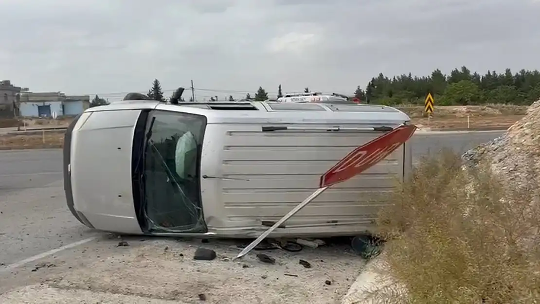 Viraja hızlı giren aracı 'DUR' tabelası durdurdu