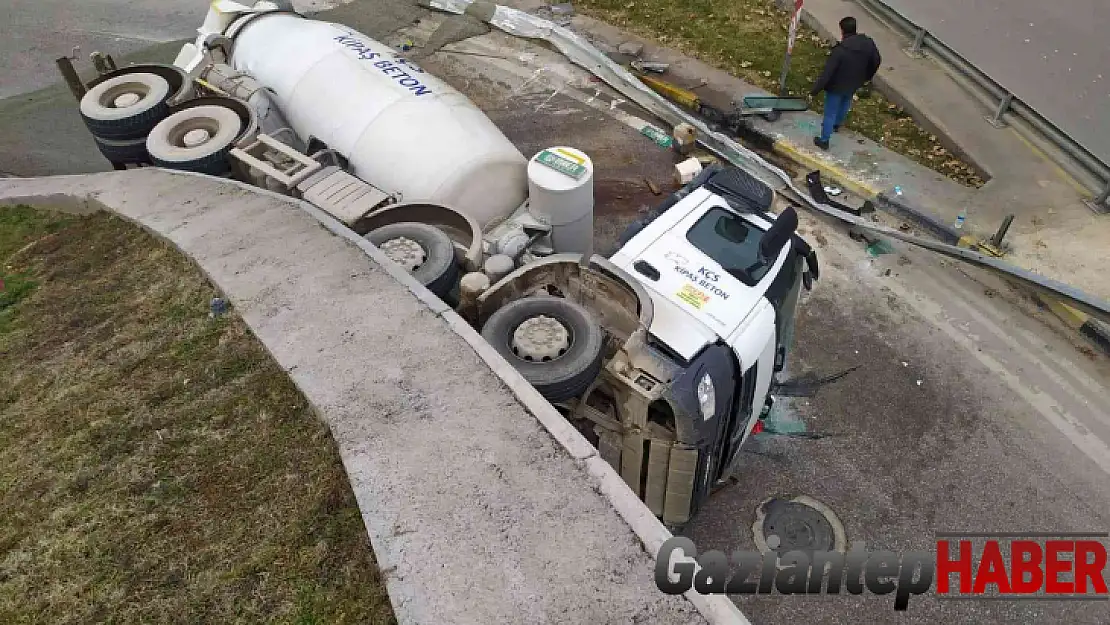 Virajı alamayan beton mikseri devrildi, içerisindeki sıvı beton yola döküldü