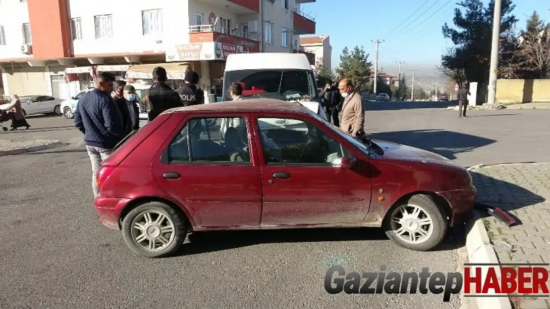 Virajı alamayan otomobil başka bir araca çarptı: 4 yaralı