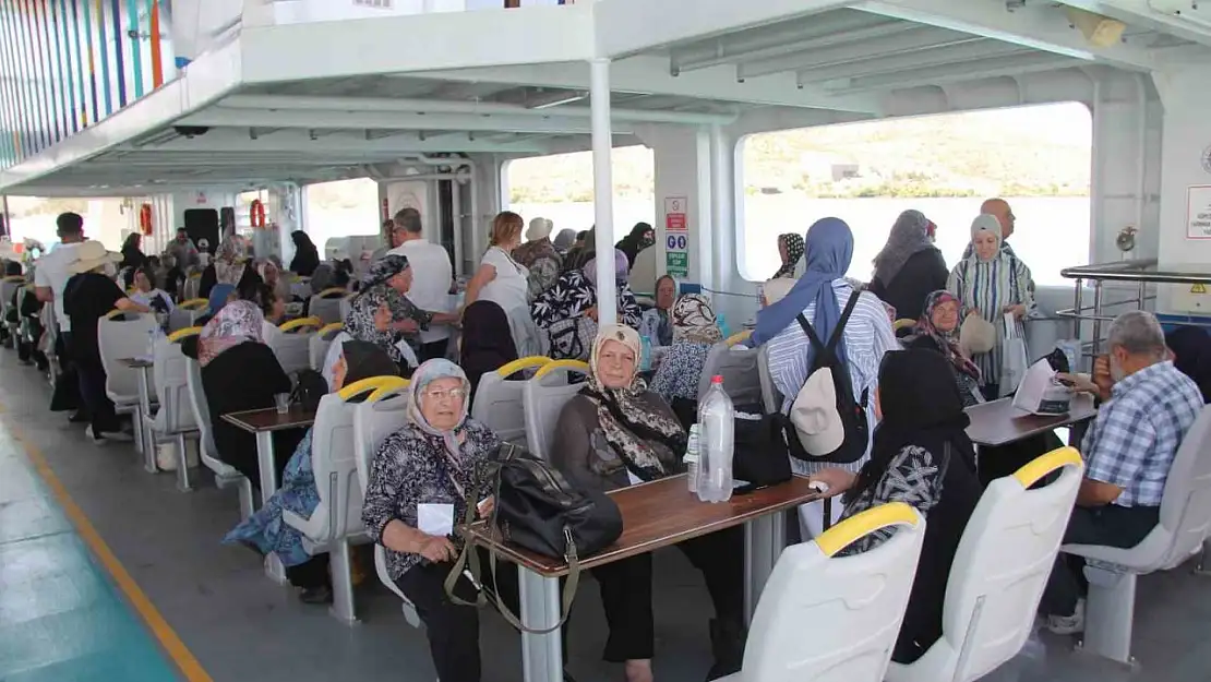 Yaşlıların moral gezisinde renkli görüntüler oluştu