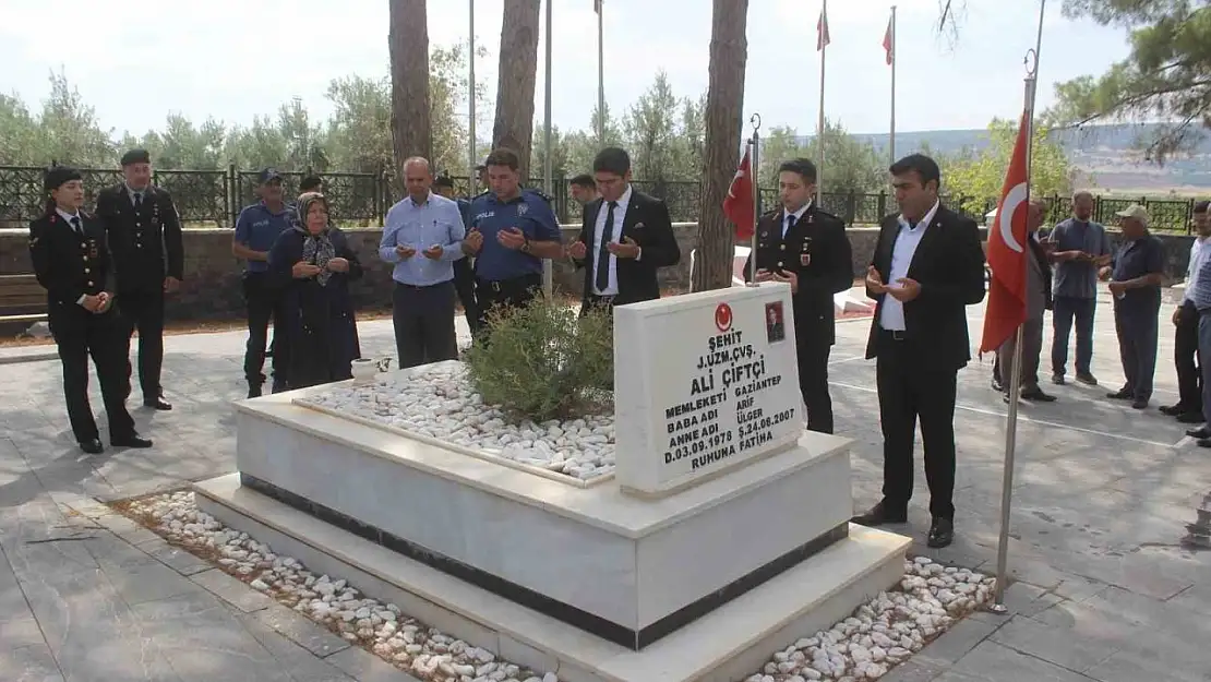 Yavuzeli'nde 15 Temmuz şehitleri anma programı kapsamında şehitlik ziyaret edildi