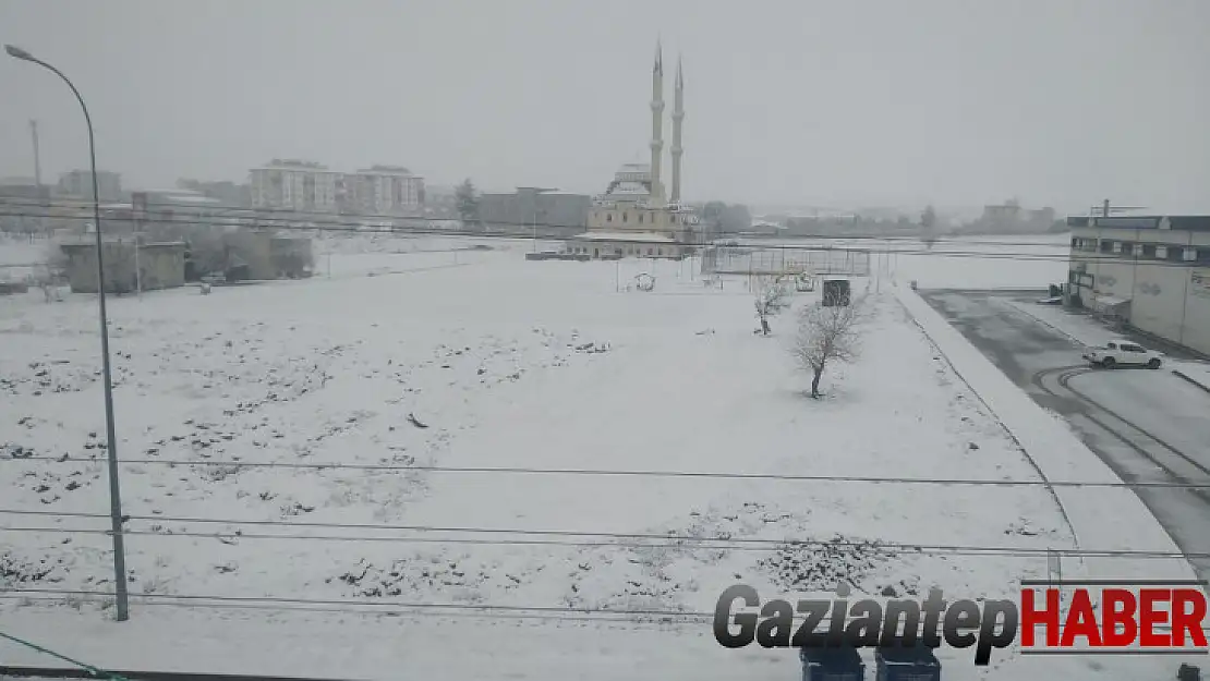 Yavuzeli'nde yılın ilk kar yağışı başladı