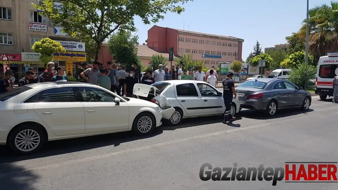 Yayaya çarpmamak için durunca zincirleme kaza oldu