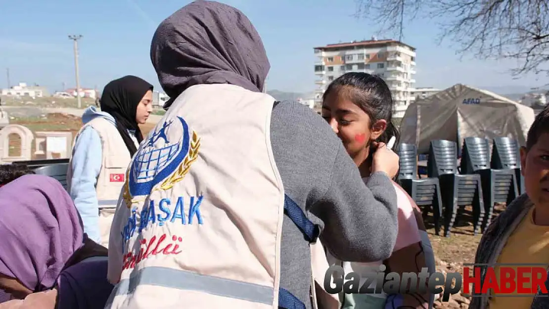 Yedi Başak depremzedelerin yaralarını sarıyor