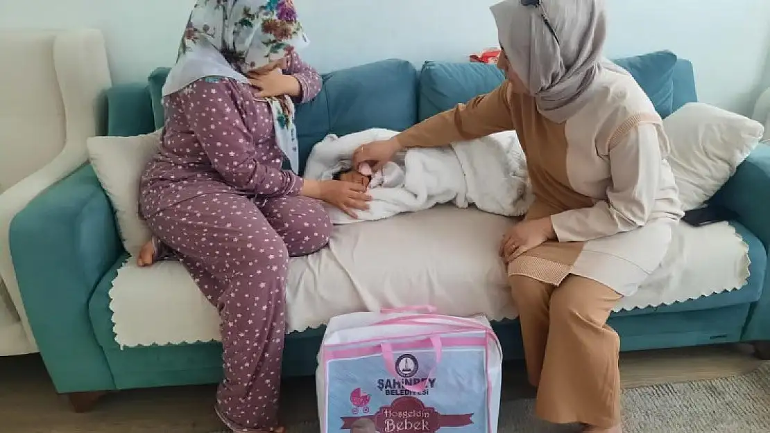 Yeni doğan bebekler ilk hediyelerini aldı