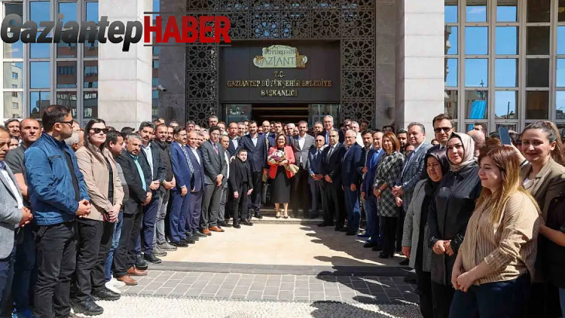 Yeniden seçilen Başkan Fatma Şahin, yeni döneminin ilk gününde coşkuyla karşılandı
