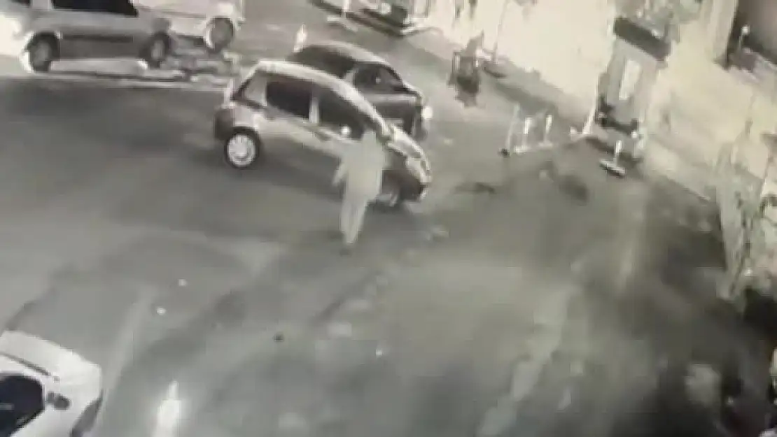 Yere yığıldı, üzerinden otomobil geçti: Kaza anı kamerada