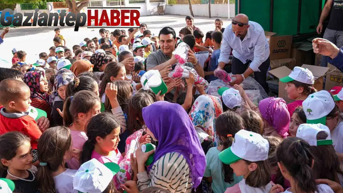 Yılmaz, ihtiyaç sahiplerine gıda yardımını kendi elleriyle yaptı