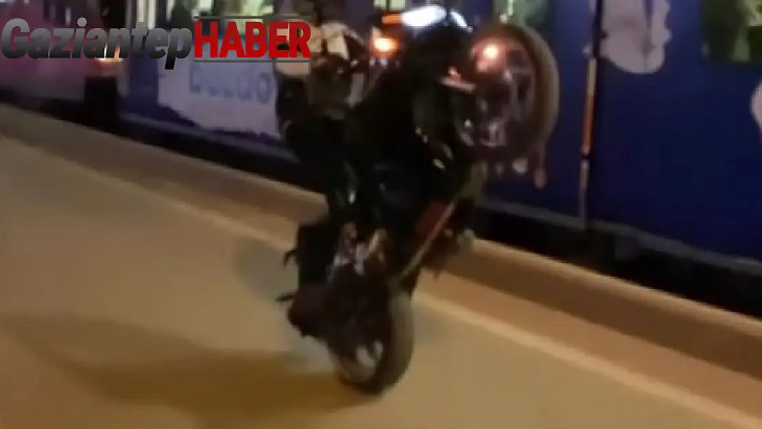 Yoğun trafikte motosikletin önünü kaldırarak akrobatik hareketler yaptı