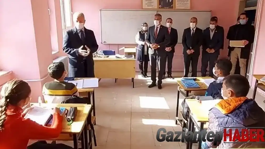 Yüz yüze eğitim başladı, ilk dersi Vali Gül verdi