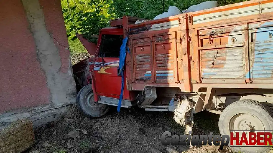 Zonguldak'ta feci kaza: Evinin önünde otururken kamyonetin altında can verdi