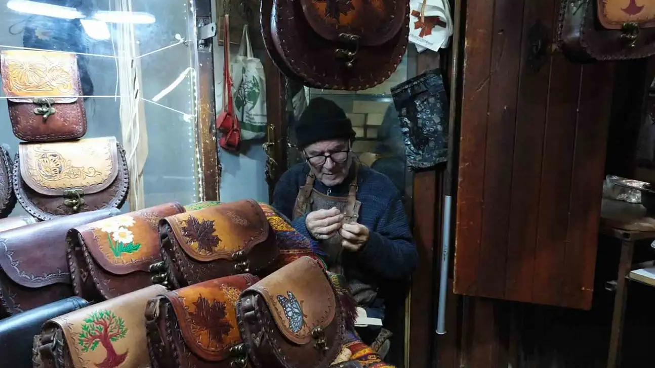 66 yıldır teknolojiye direnerek çanta yapıyor