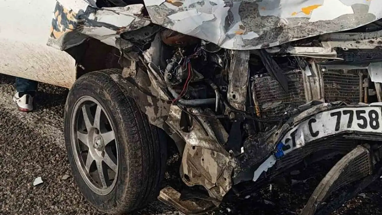 Araban'da otomobil ile kamyonet çarpıştı: 2 yaralı