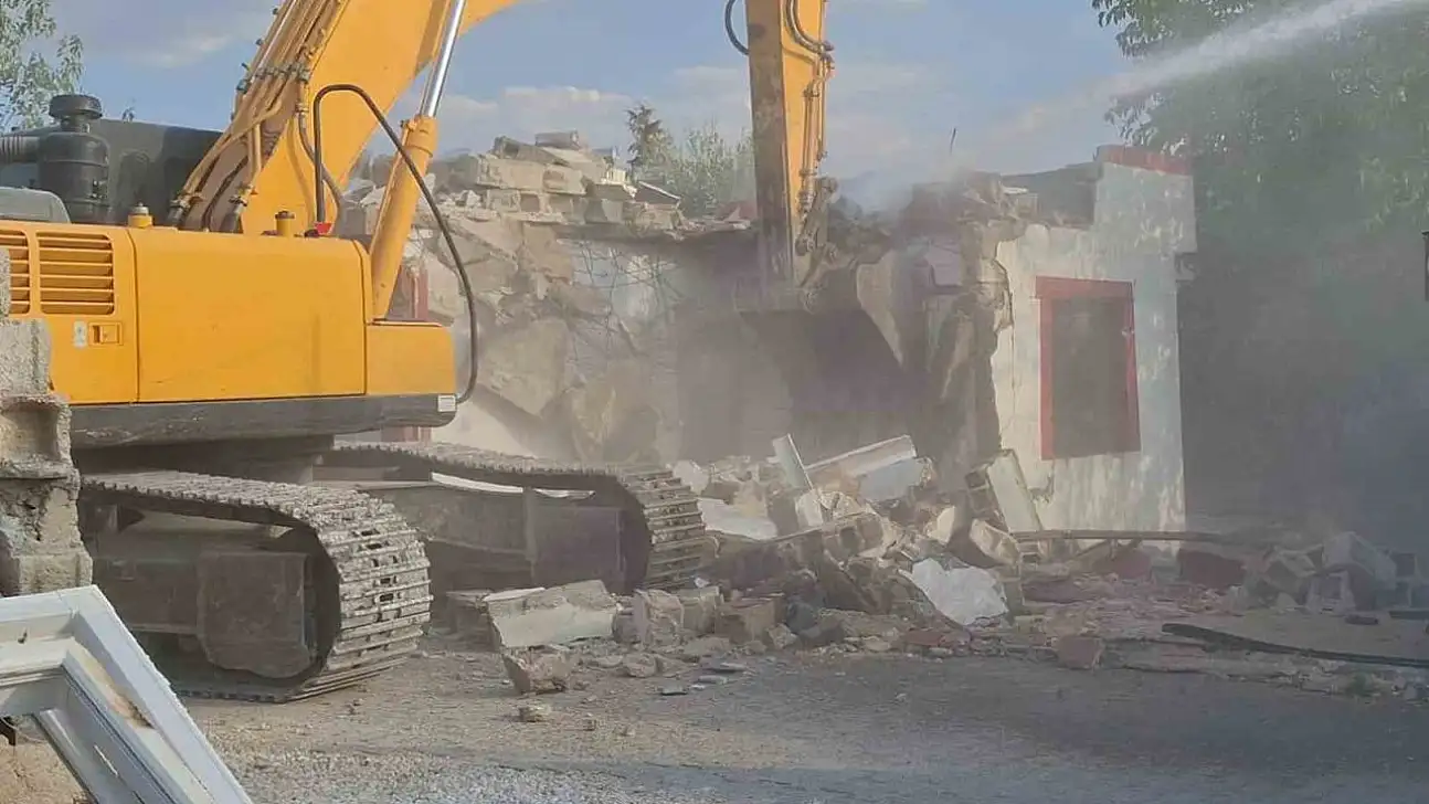 Depreme etkilenen orta hasarlı yapıların yıkımına başlandı