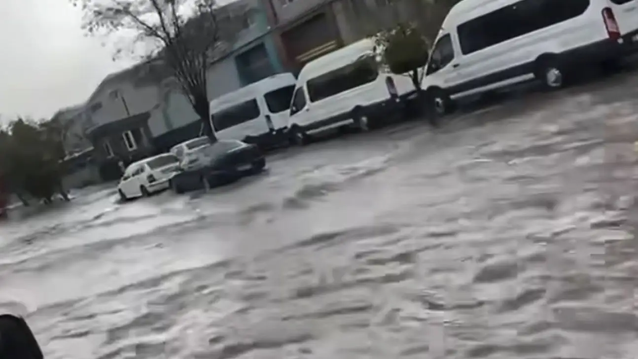 Gaziantep'te şiddetli sağanak hayatı olumsuz etkiledi