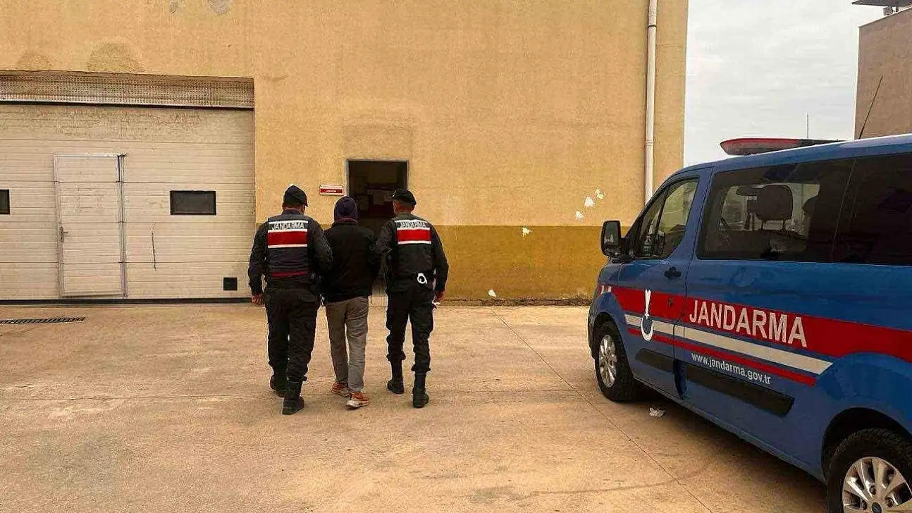 Hırsızlık suçundan 25 yıl kesinleşmiş cezayla aranan şahsı jandarma yakaladı