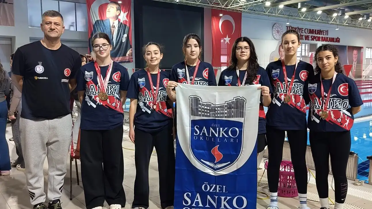 SANKO Okulları genç kız yüzme takımı, bölge şampiyonu oldu