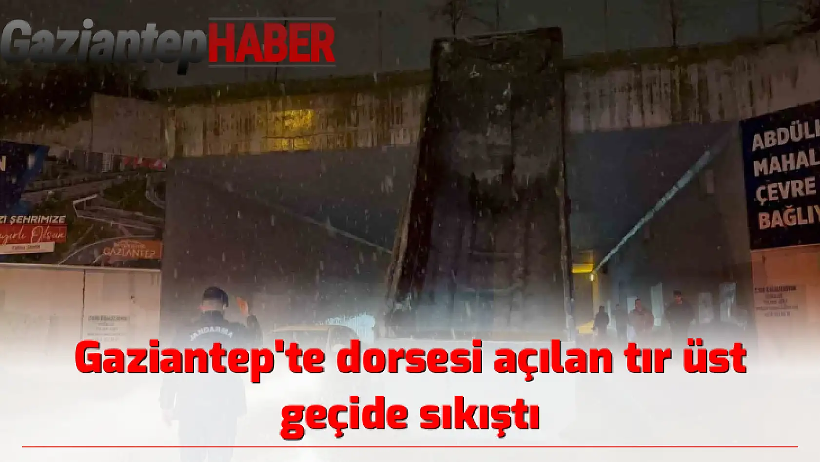 Gaziantep'te dorsesi açılan tır üst geçide sıkıştı