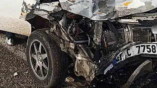 Araban'da otomobil ile kamyonet çarpıştı: 2 yaralı