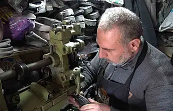 5 metrekarelik dükkanında 30 yıldır ayakkabı tamir ediyor