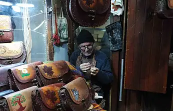 66 yıldır teknolojiye direnerek çanta yapıyor