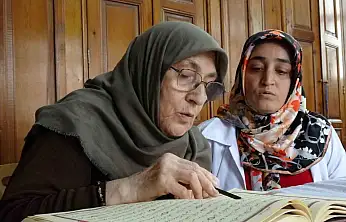75 yaşındaki Fatma teyzenin Kur'an-ı Kerim öğrenme azmi