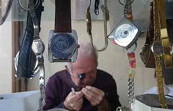 76 yaşındaki saat ustası, 61 yıldır zamana ayar veriyor