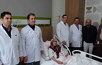 87 yaşındaki hastanın karnından 4,5 kilogramlık tümör çıkarıldı