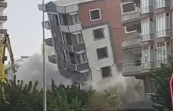 Ağır hasarlı bina yıkım sırasında korna sesiyle yerle bir oldu, facianın eşiğinden dönüldü