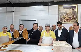 Antep lahmacunu tescilli tarifiyle pişirildi