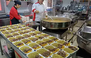 Araban'da 6 Şubat depremlerinde hayatını kaybedenler için 450 aileye et döner dağıtıldı