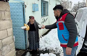 Araban'da yoğun kar yağışına rağmen 500 aileye sıcak yemek ulaştırıldı