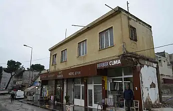 Asrın felaketi meslek aşkını yıkamadı: 50 yıllık berber, hasarlı dükkanını terk etmedi
