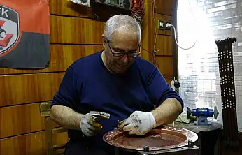 Baba mesleği bakırcılığı 40 yıldır aynı dükkanda sürdürüyor