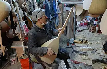 Baba yadigarı atölyede 35 yıldır bağlama üretiyor