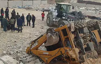 Çalışma sırasında yol çöktü, devrilen kepçenin operatörü yaralandı