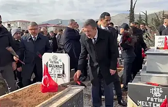Cumhurbaşkanı Yardımcısı Yılmaz, deprem şehitlerinin mezarını ziyaret etti