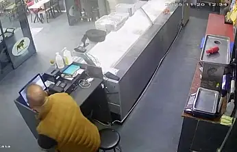 Deprem anı kamerada: İş yerindekiler panikle dışarı kaçtı