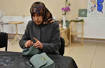 Depremzede kadın yaşadıklarını el sanatıyla unutmaya çalışıyor