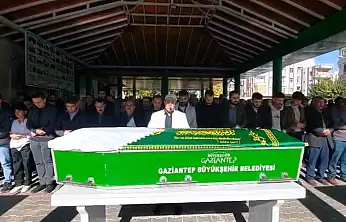 Devrilen otomobilde hayatını kaybeden kadın, memleketinde defnedildi