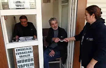 Eşi eleman bulamayınca kentin tek kadın çaycısı oldu