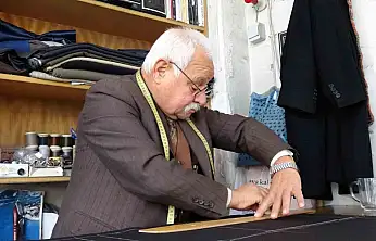 Gaziantep'te 67 yaşındaki terzi ustası, elinden kitabı düşürmüyor